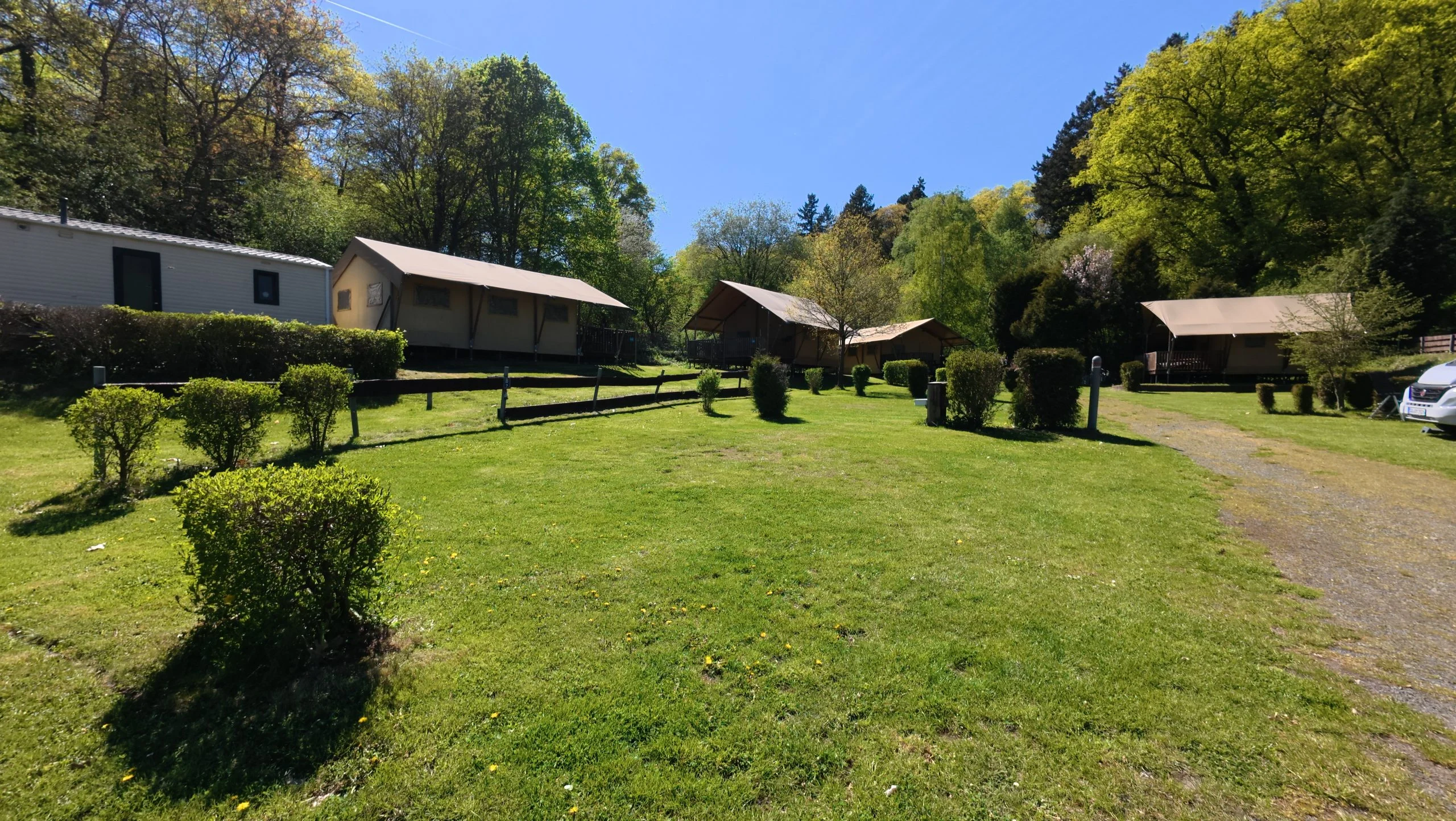 Zeltlodge Bereich bei Sonnenschein