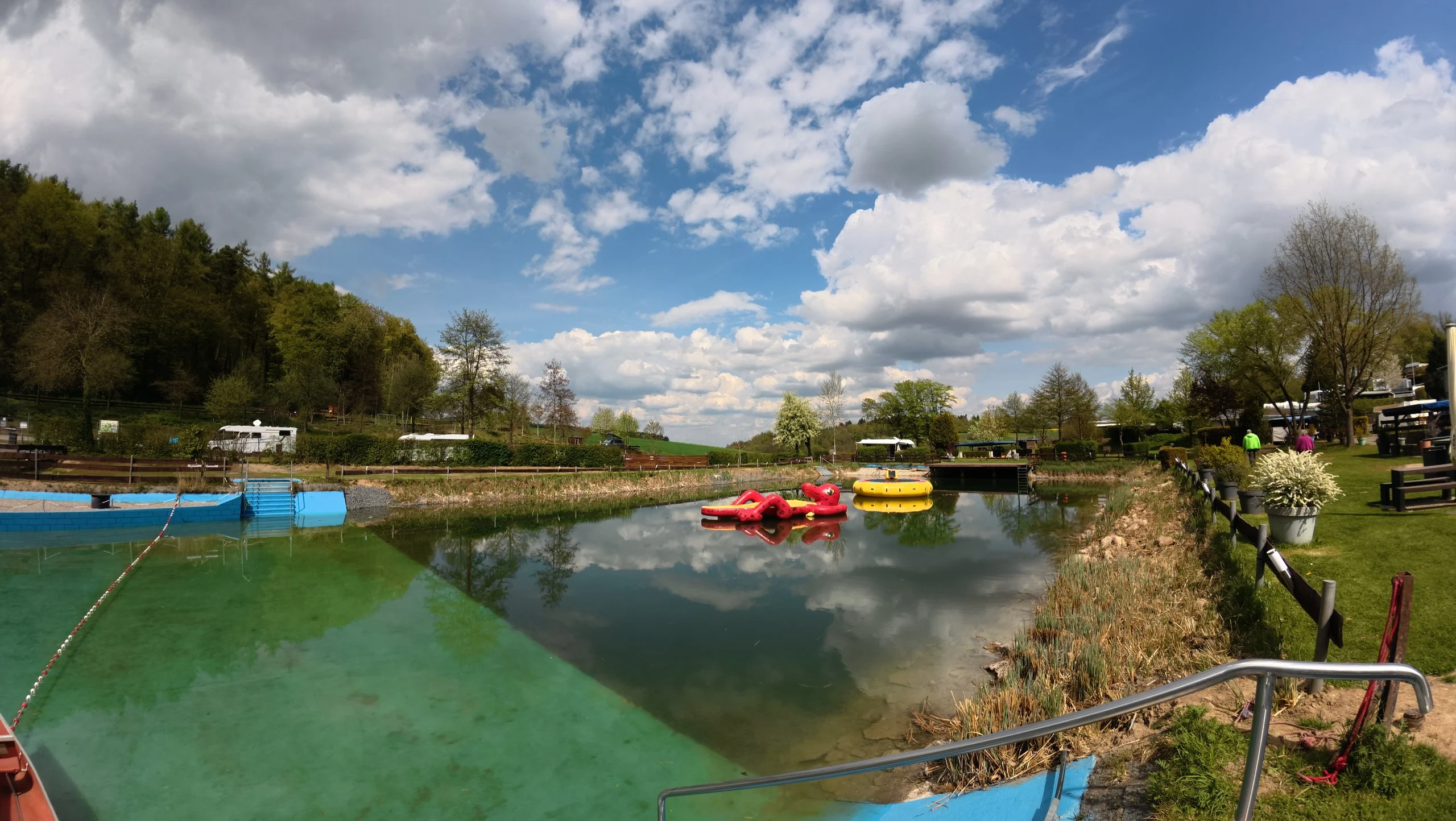 Naturschwimmbad von oben